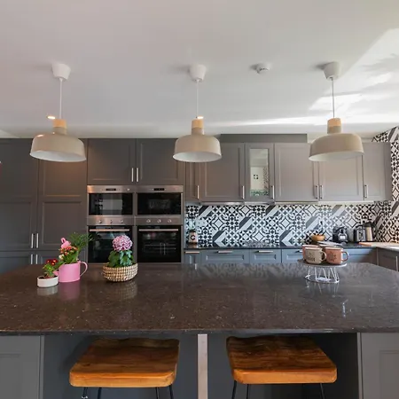 Alojamento de Acomodação e Pequeno-almoço 7min To Uni Se-velha - Ac - Work Desk - 300mbs Wifi - 4 Coimbra