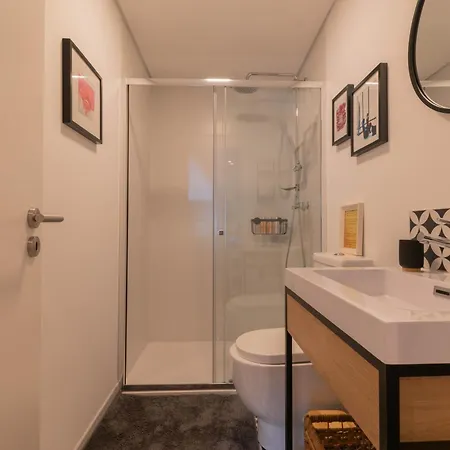 לינה וארוחת בוקר 7min To Uni Se-velha - Ac - Work Desk - 300mbs Wifi - 4 קוימברה